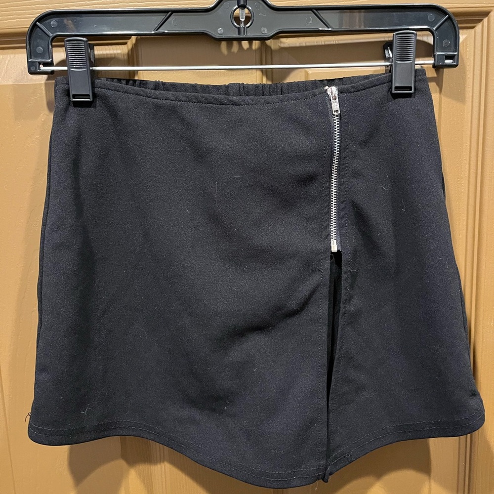 Chic Black Mini Skort with Zipper Design